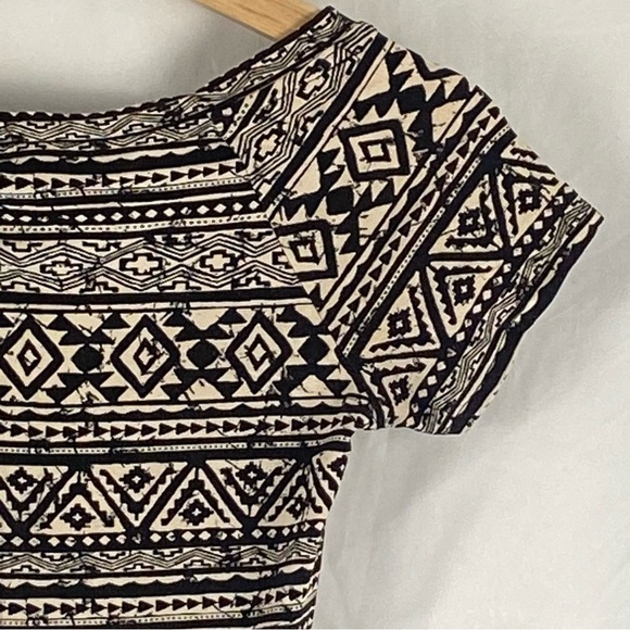 Forever 21 Women’s T-Shirt Crop Top Aztec Blouse Size Small - Picture 4 of 15